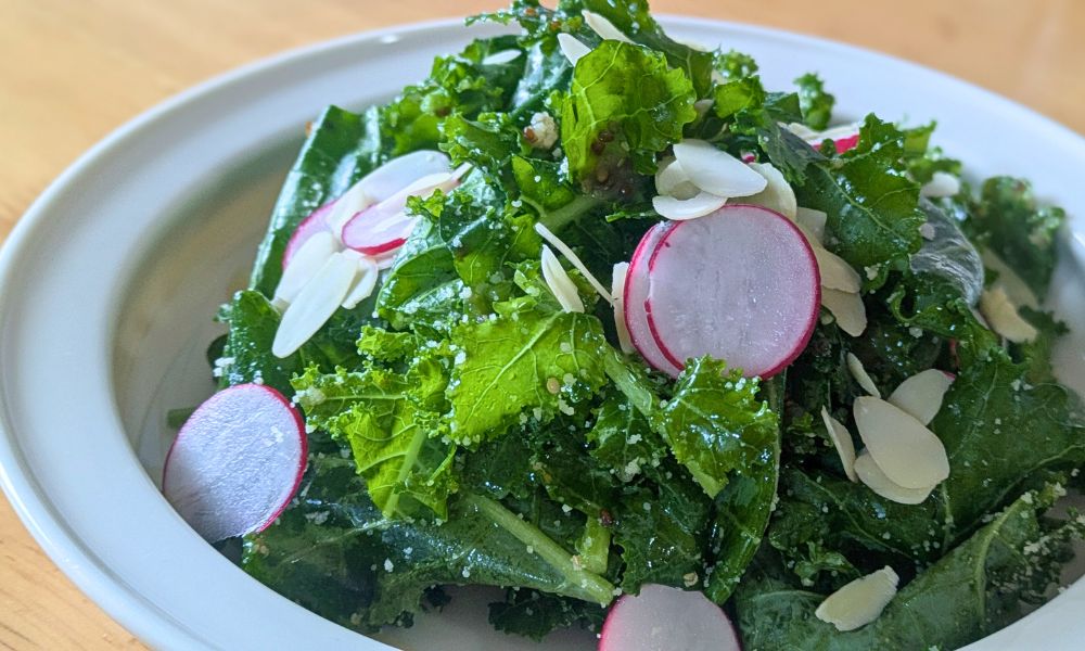 オイシックスのたっぷりケールのチーズナッツサラダ