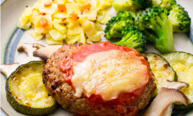 冷凍の宅配弁当ランキング 三ツ星ファームの濃厚トマトソースとチーズの贅沢ハンバーグ