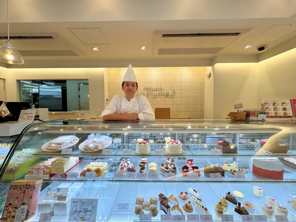 パティシエが立っている